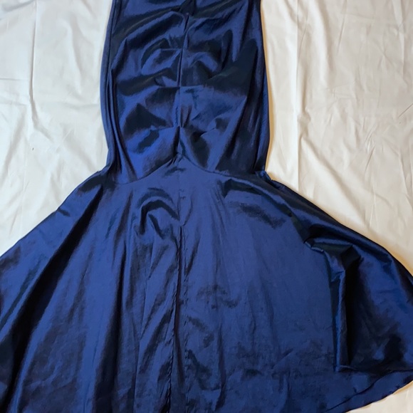 R & M Richards
V Neck Sleeveless long flowing Gown - Picture 2 of 5